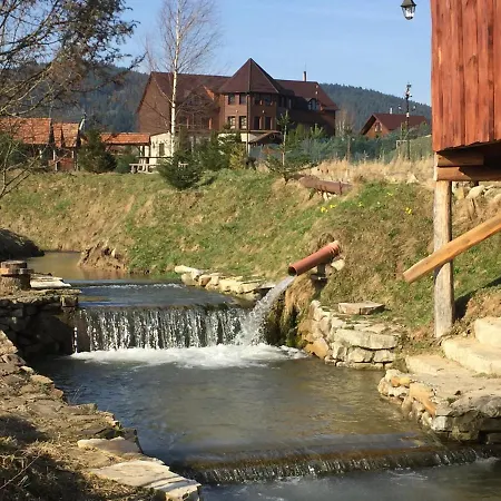 карпатський замок מלון Rozluch